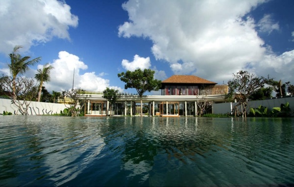 grüne architektur - modernes haus im pool
