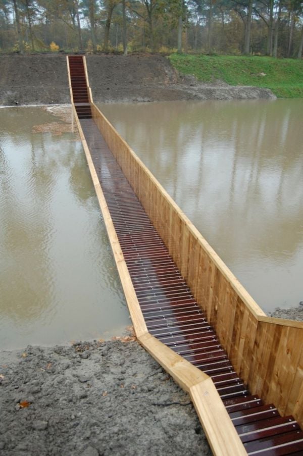 innovative interessante Holzbrücke