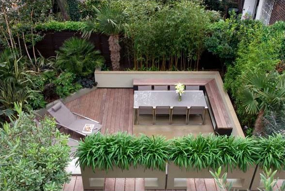 Holzterrasse mit Pflanzen - moderner Garten