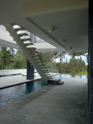 Treppen in der luxuriösen minimalistischen Residenz