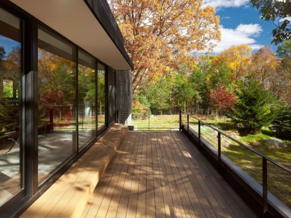 minimalistisches Außendesign - Holzterrasse