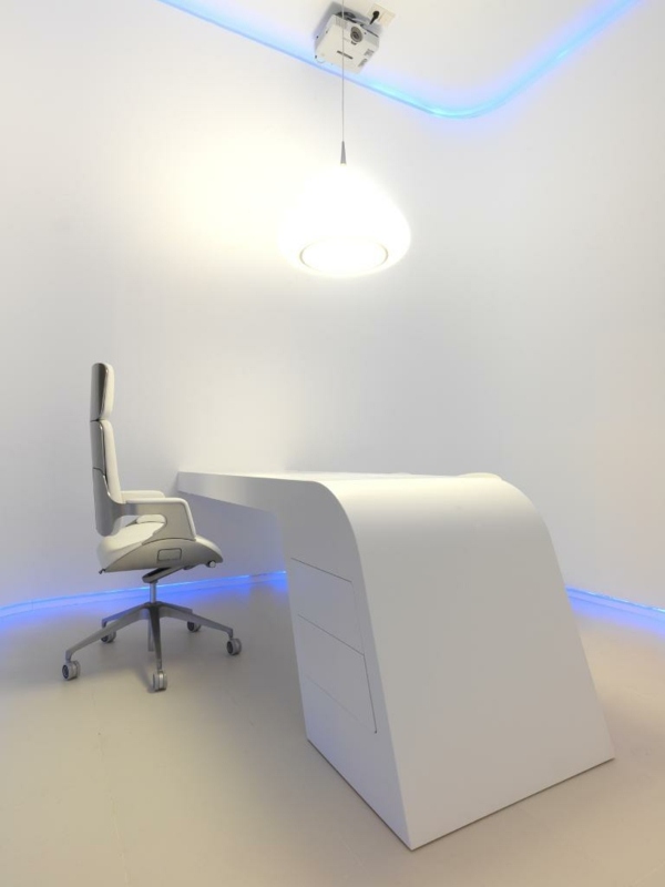 minimalistisches Büro in weiß