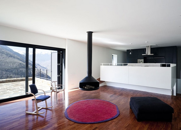 minimalistisches Innendesign - farbiges Wohnzimmer