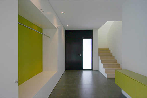 minimalistisches Innendesign - farbige Wand
