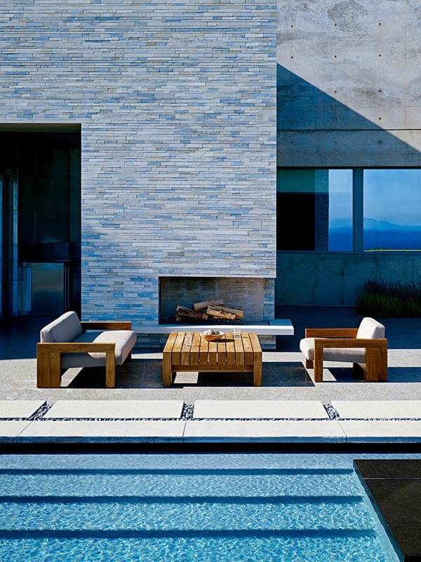 minimalistische Gartenmöbel und Kamin
