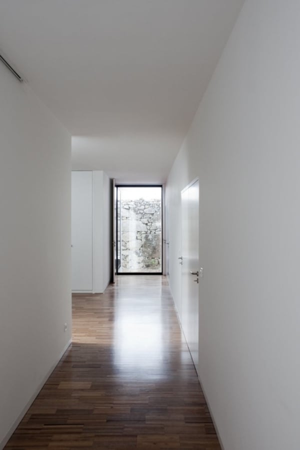 minimalistisches Innendesign im See-Haus