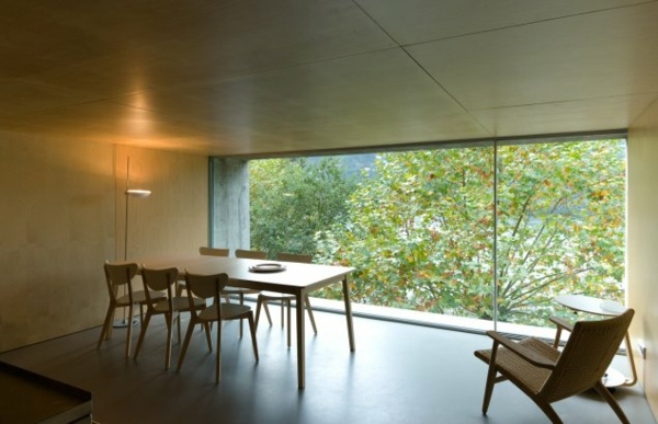 minimalistisches-waldhaus-esszimmer-wohnzimmer-fensterfront-holz