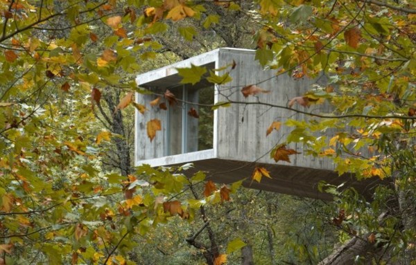 minimalistisches Waldhaus -balkon-felsvorsprung-hausbau-modern