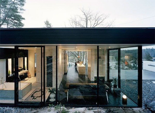 modernes Haus am Hang - Glasfassade