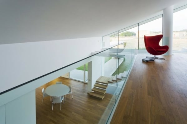 minimalistisches und modernes Hausdesign- roter Sessel