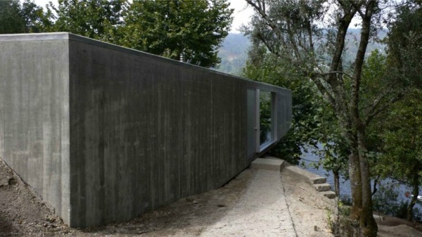minimalistisches-waldhaus-eingangsbereich-gartenweg-tür-grau