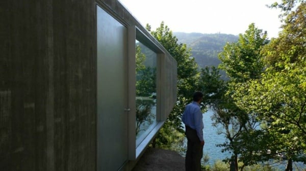 minimalistisches-waldhaus-graue-fassade-ausblick-see