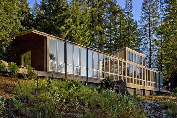 moderne Hausarchitektur - ein Anwesen im Wald