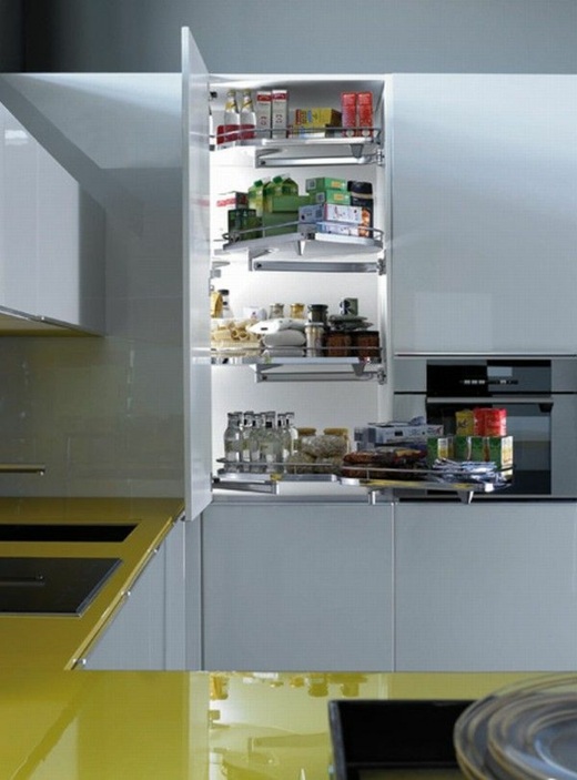 grauer Einbaukühlschrank in gelber Küche