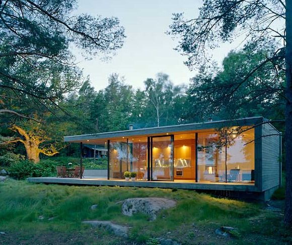 elegantes Inselhaus aus Glas und Holz