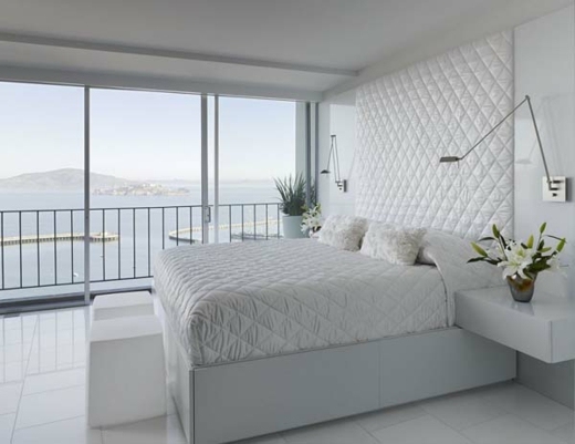 weißes minimalistisches Schlafzimmer