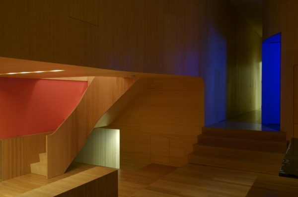 minimalistisches Landhaus mit moderner Holztreppe