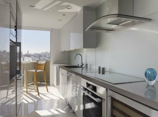 minimalistische Küche im Appartement mit Traumblick