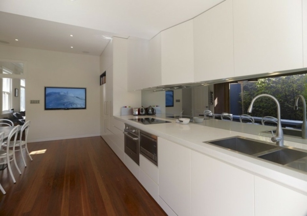 weißes Küchendesign im modernen Apartment