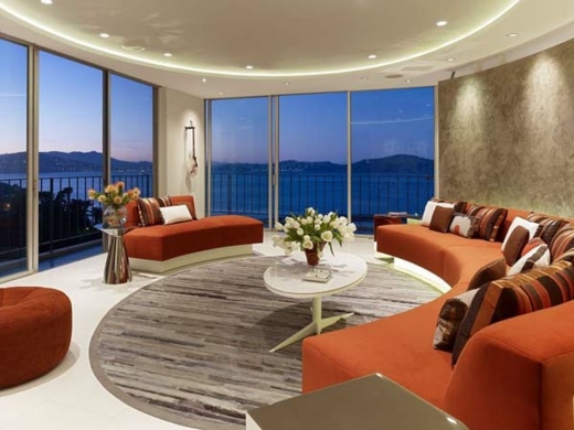 Wohnzimmer-Interieur-runder-Teppich-orange-Sofa