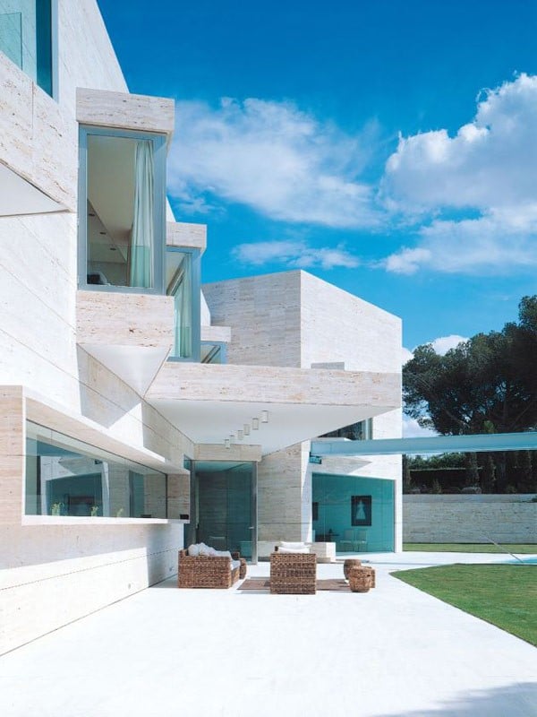 modernes Luxus-Haus - weiße Fassade