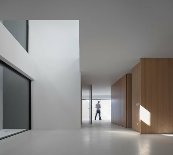 weißes modernes Innendesign mit Holzdekoration