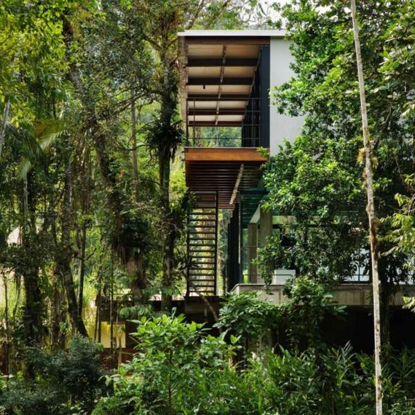 Holztreppe im Villa in Brazilien