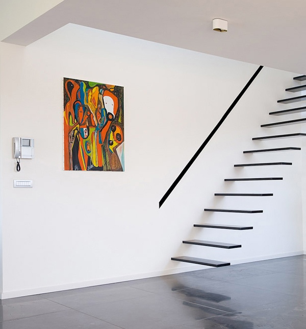 minimalistische Inneneinrichtung - bunte Bilder im Wohnraum