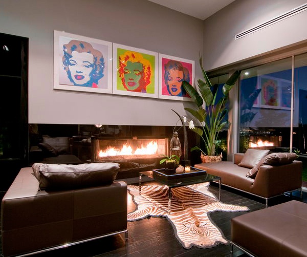 Wohnzimmer mit Kaminofen und Pop Art Merilyn Monroe Kunst