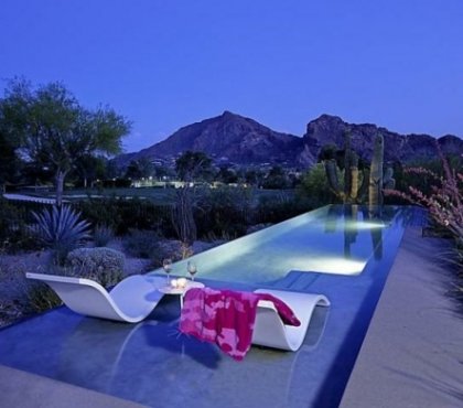 innovative Gartengestaltung - Schwimmbad mit Liegestühle