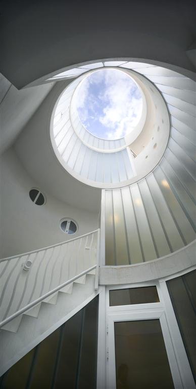 Gewundenes minimalistisches Hausdesign - Dach