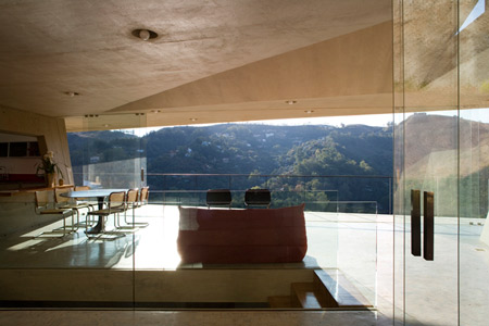 Glaswand in einem modernen Haus in Brazilien