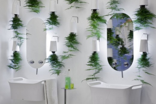 weiße Wand mit Spiegel im modernen Bad