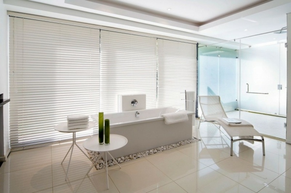 weißes Badezimmer im minimalistischen Haus