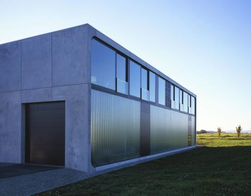 clevere minimalistische Architektur - ein Betonhaus mit Glasfassade