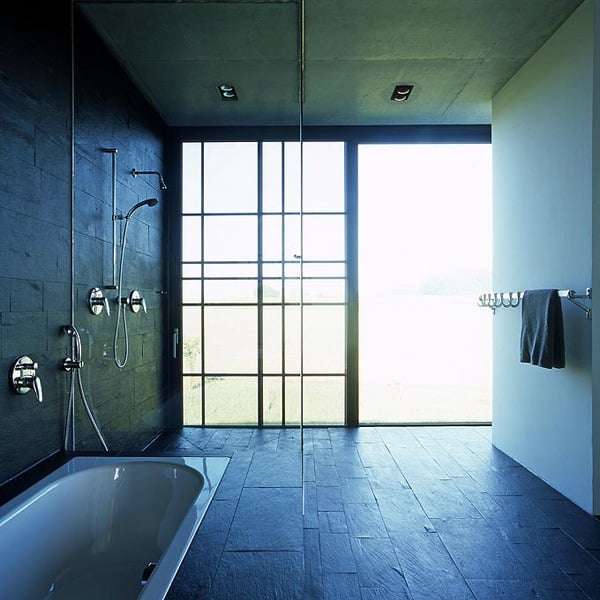 minimalistische Inneneinrichtung im Haus Bold - Badezimmer