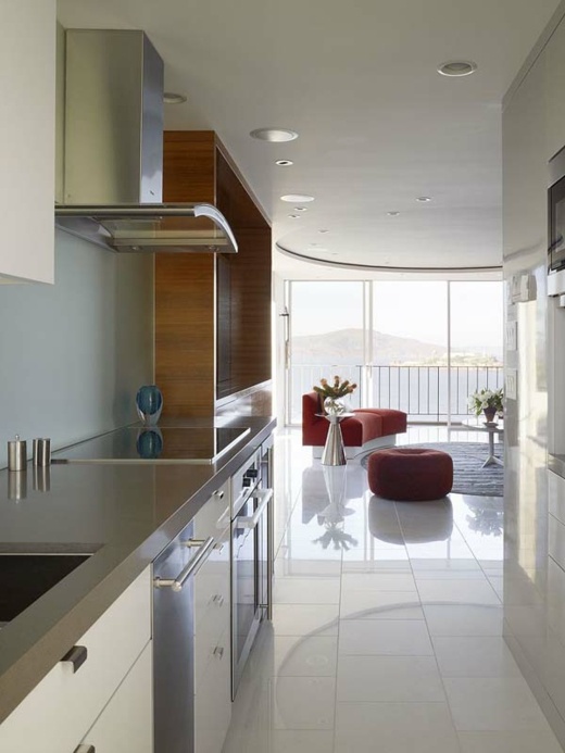 modernes Interieur - Einbauküche und rote Möbel
