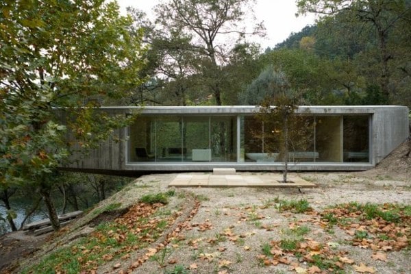 minimalistisches Waldhaus fensterfront-beton-fassade-terrasse-holz
