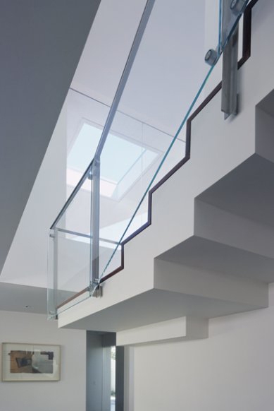 minimalistische Inneneinrichtung - Akzent auf Glastreppe