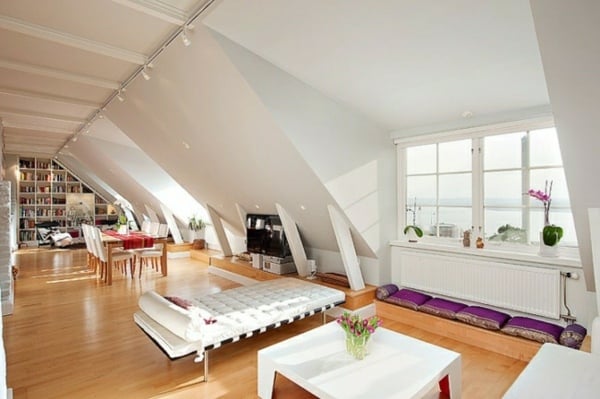 Kontrastfarbe - lila im modernen Wohnzimmer