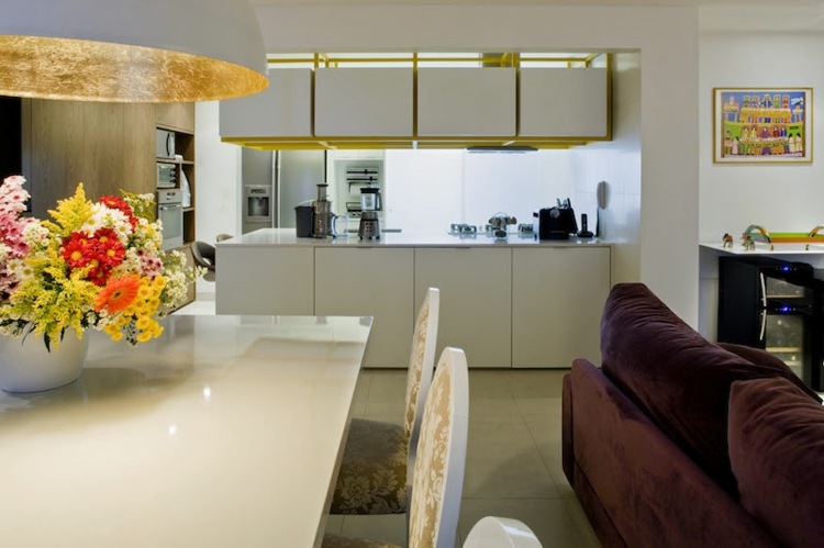 weiß-gelbes innendesign küche-hochglanz-esstisch-purpur-sofa