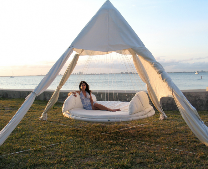 das wunderschöne Hängebett am Strand