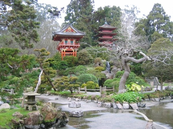 Perfekte Ruhe im Zen-Garten -tempel