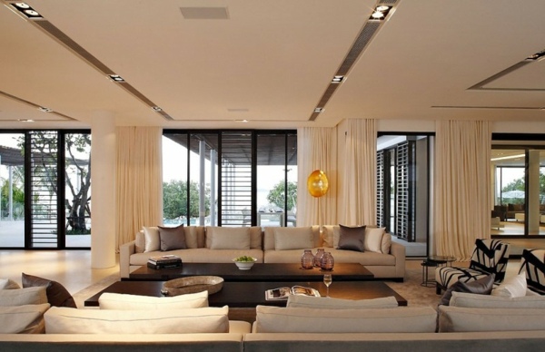 übergroßes Sofa im exotischen Haus Design