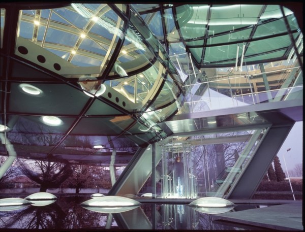 Glasfassade-futuristische-Architektur