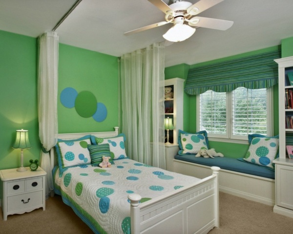Kinderzimmer-grün-weiß-blau-Sitzbank