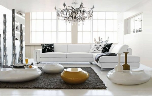 Kronleuchter-gelbe-Dekoration-weißes-Sofa-Wohnzimmer