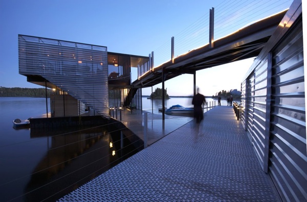 Modernes Design Hausboot- Blick vom Ufer
