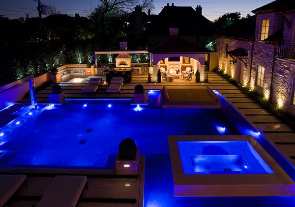 Outdoor-Swimmingpool-luxuriöses-design-beleuchtung