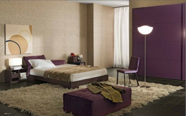 dunkel-lila-Schlafzimmer-Doppelbett